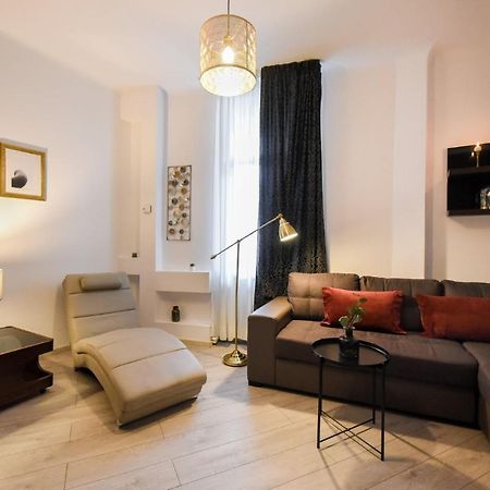 Discover Comfort: Charming & Spacious Apartment In The Old Town Boekarest Buitenkant foto