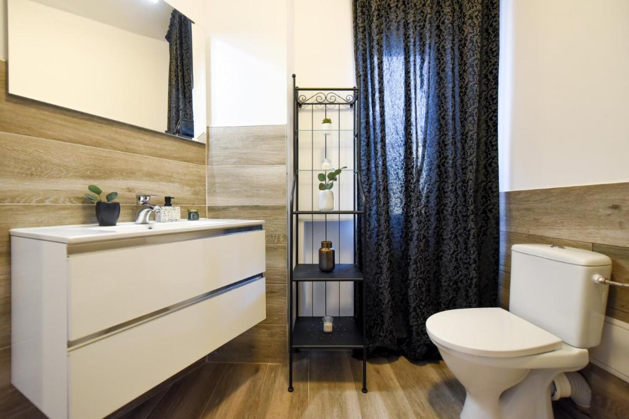 Discover Comfort: Charming & Spacious Apartment In The Old Town Boekarest Buitenkant foto