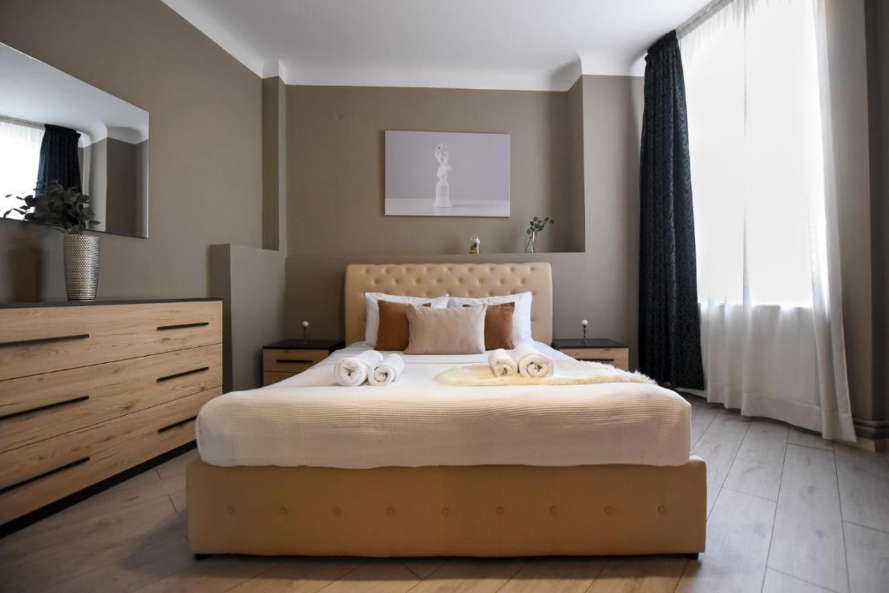 Discover Comfort: Charming & Spacious Apartment In The Old Town Boekarest Buitenkant foto