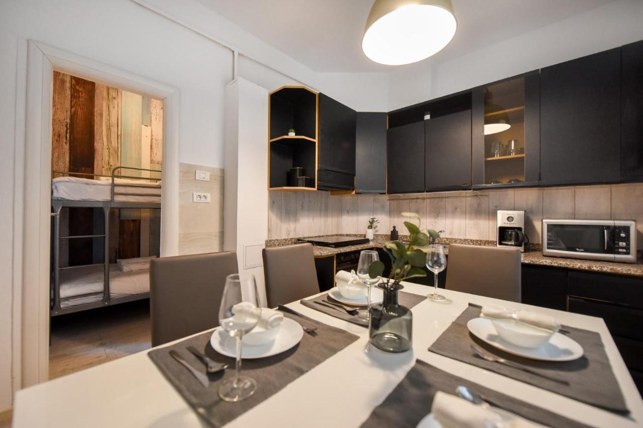 Discover Comfort: Charming & Spacious Apartment In The Old Town Boekarest Buitenkant foto
