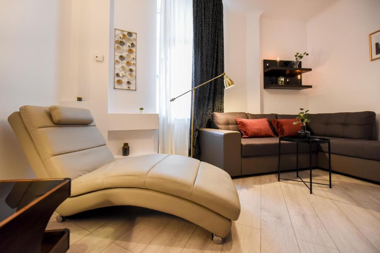 Discover Comfort: Charming & Spacious Apartment In The Old Town Boekarest Buitenkant foto