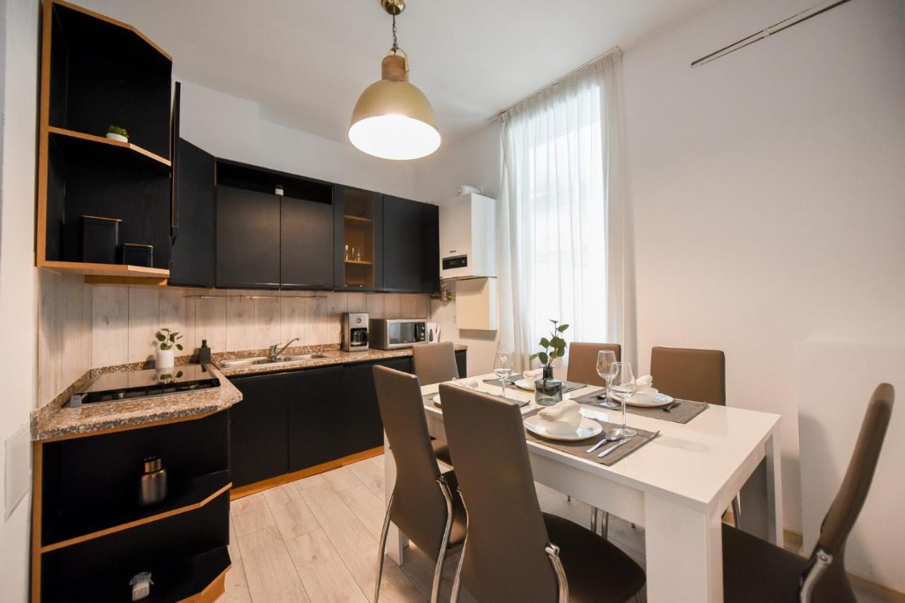 Discover Comfort: Charming & Spacious Apartment In The Old Town Boekarest Buitenkant foto